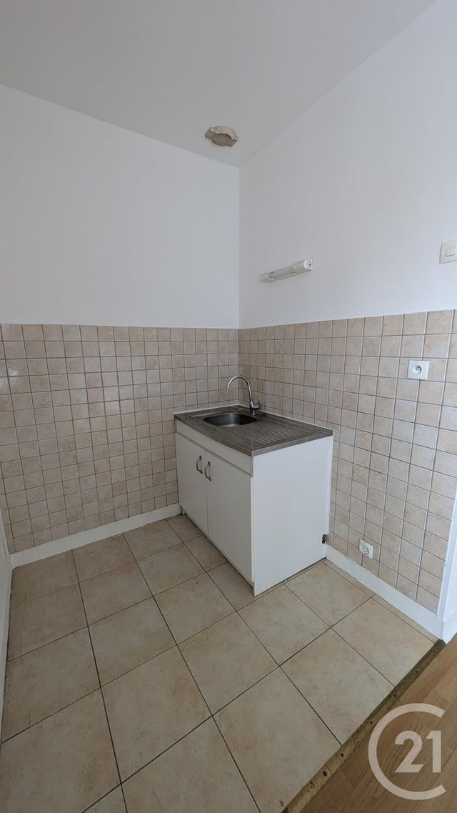 Appartement Studio à louer - 1 pièce - 23.74 m2 - CHATEAUDUN - 28 - CENTRE - Century 21 Doussain Philippon Immobilier